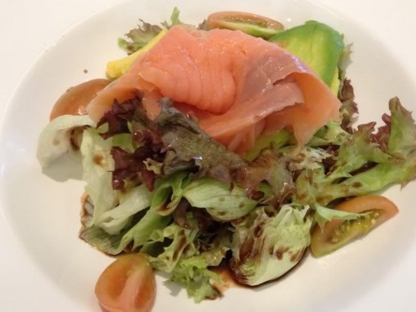 Salada de avocado com salmão
